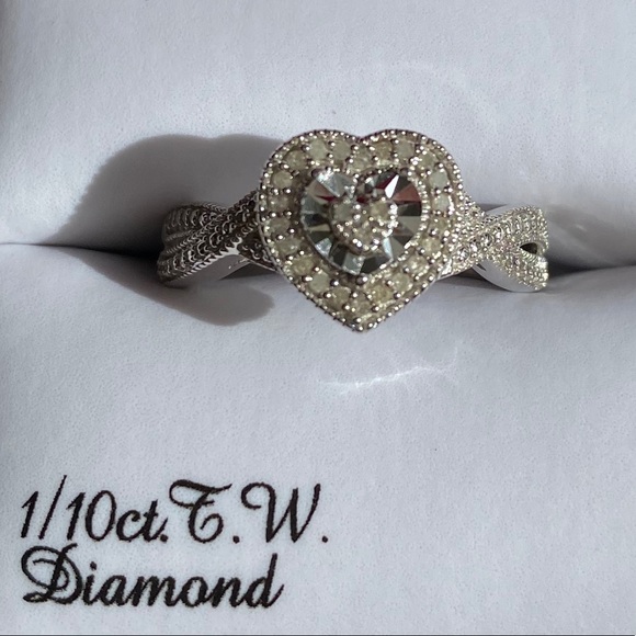 ❤️1/10cttw Diamond Ring SIZE 7 - Picture 1 of 8